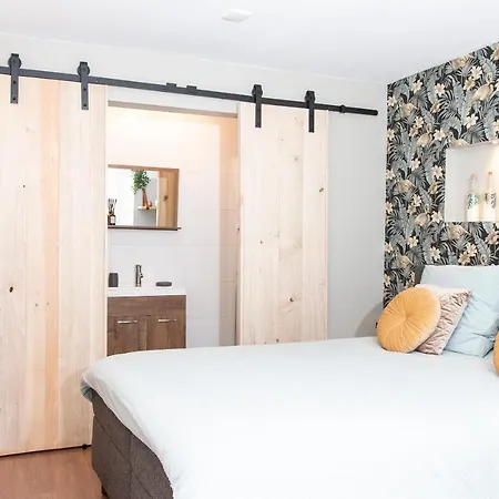 Eindhoven Inn לינה וארוחת בוקר 3*